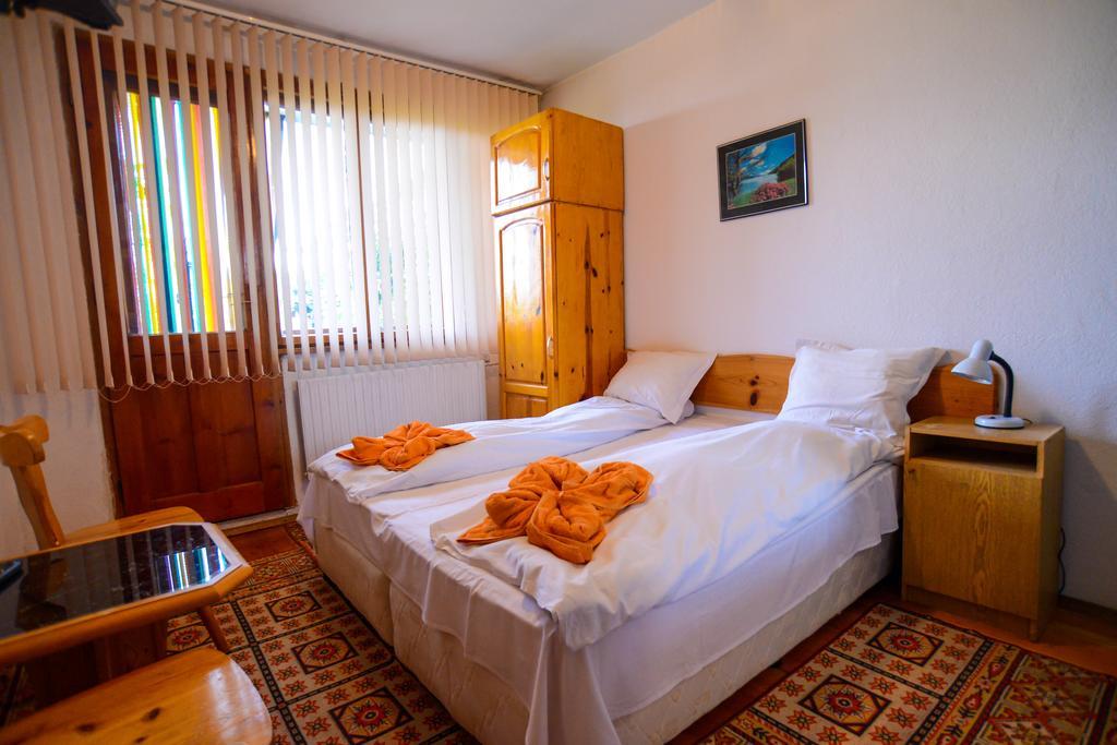 Topuzovi Guest House Dobrinisjte Rom bilde