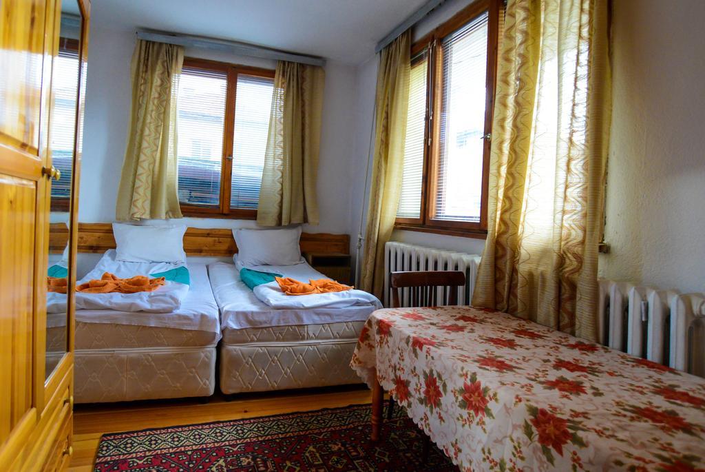 Topuzovi Guest House Dobrinisjte Rom bilde